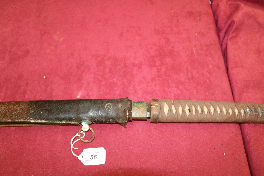 A large 19th Century Japanese Katana Sword, with 29 1/4" blade, in leather covered wooden scabbard, - Bild 5 aus 8