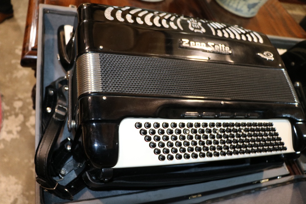 A Zero Sette "Castlefidardo," button Accordion, - Image 5 of 7