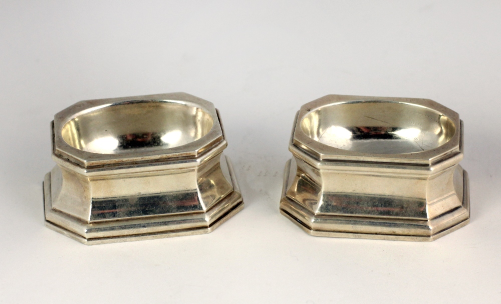 A good pair of heavy cast silver Trencher Salts, London 1913, 6cms, 6.7ozs.