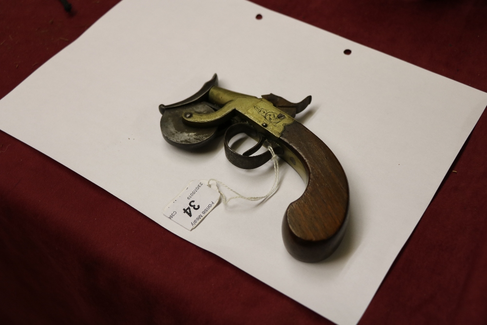 An antique flintlock tinder box Gun, with engraved brass stock and wooden handle. - Image 3 of 12