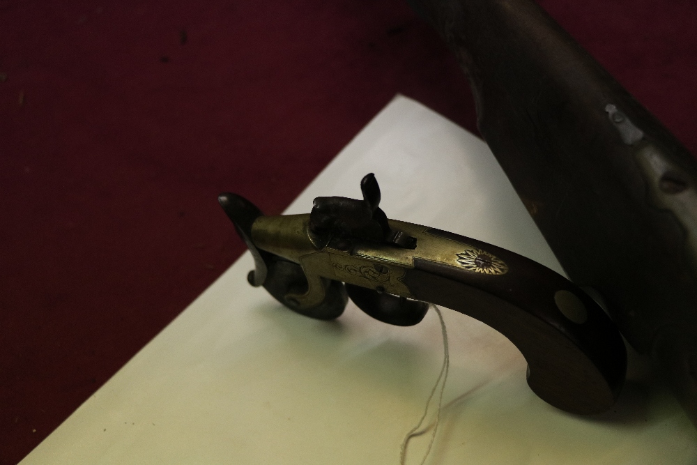 An antique flintlock tinder box Gun, with engraved brass stock and wooden handle. - Bild 8 aus 12