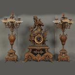 TRITTICO OROLOGIO DA TAVOLO E DUE CANDELABRI