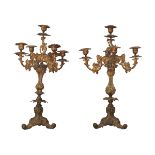 375 COPPIA DI CANDELABRI a cinque fiamme in bronzo inciso