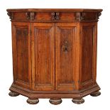 297 CREDENZA OTTAGONALE da centro in noce scolpito