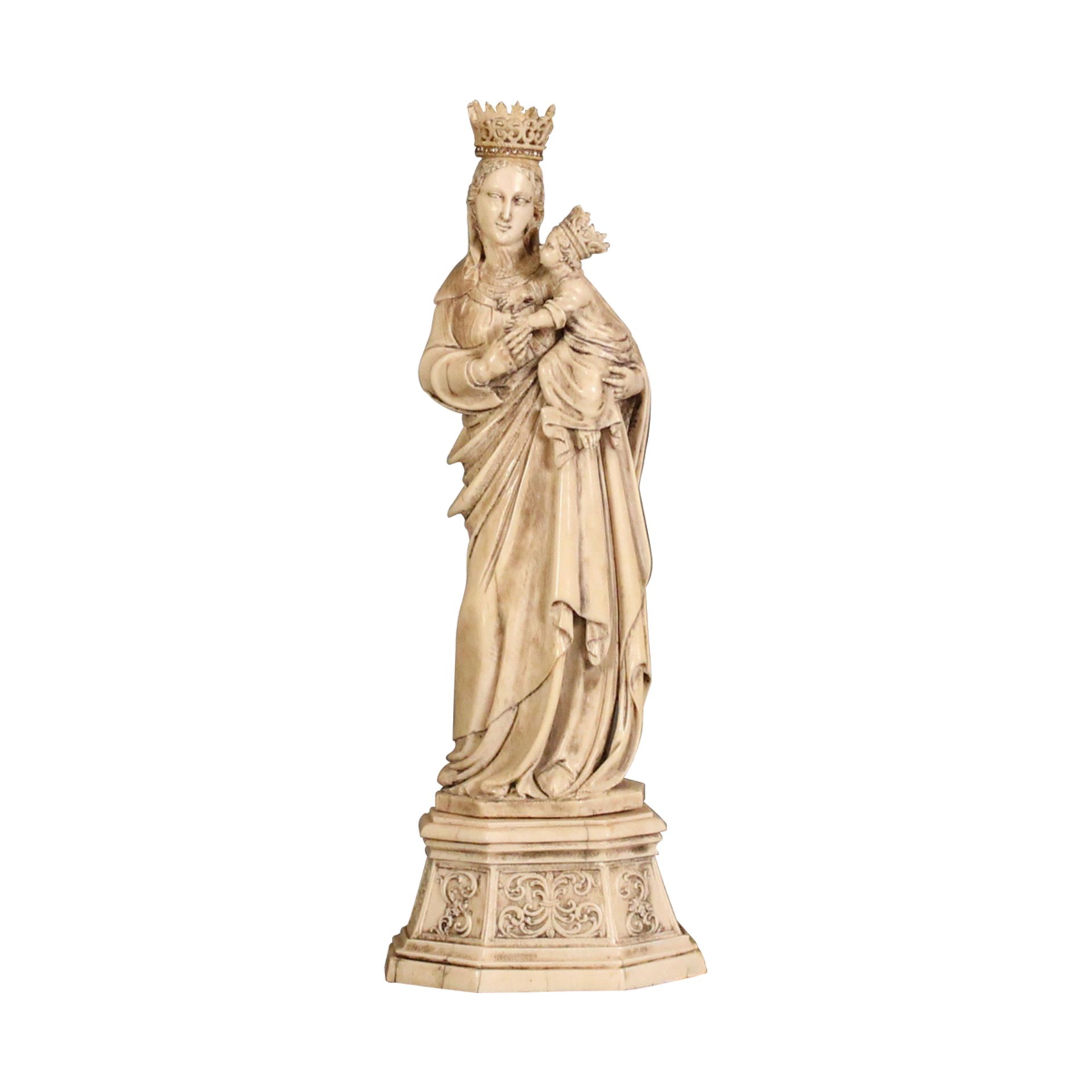 424 MAESTRO TRAPANESE DEL SECOLO XVIII ìLa Madonna di Trapani". Rara scultura in antico avorio