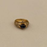 483 ANELLO oro 18 Kt, con zaffiro cabochon Ct 0,80,