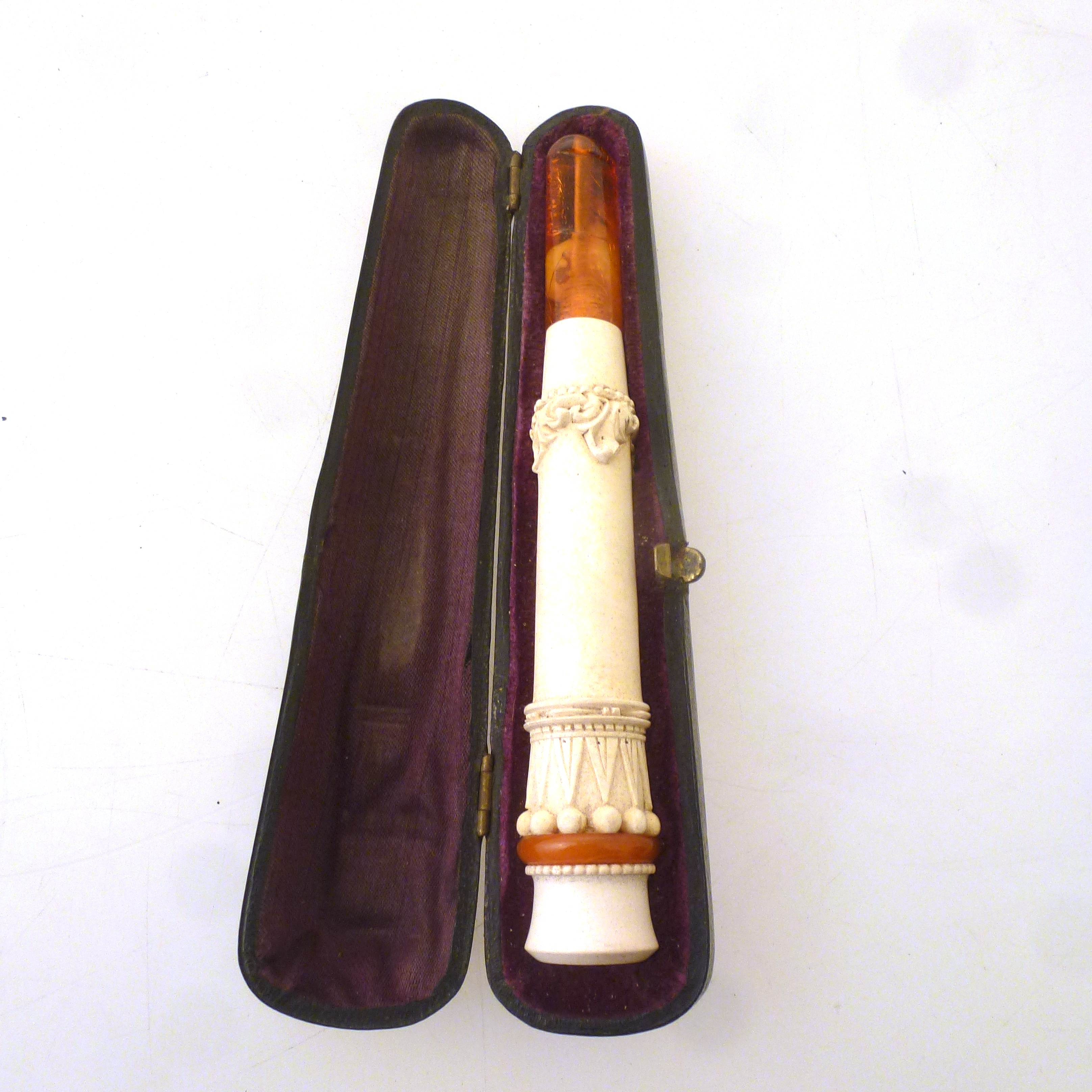 MEERSCHAUM CIGARETTE HOLDER IN CASE APPROX L: 5"