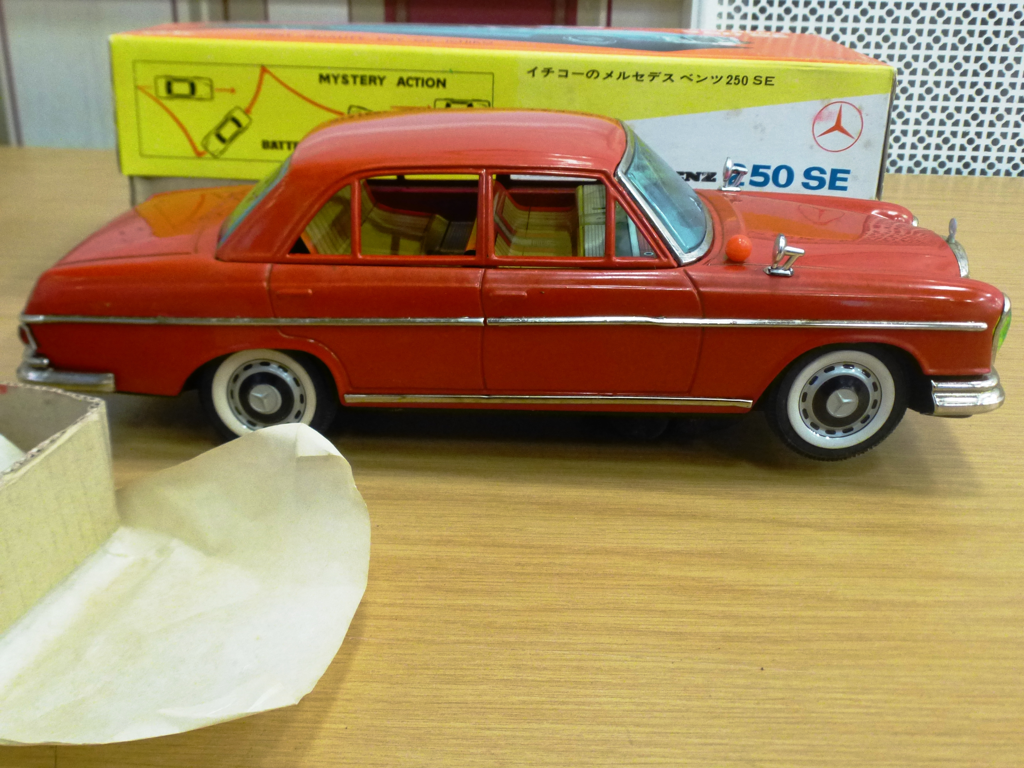 BOXED ICHIKO BATTERY POWERED MERCEDES-BENZ 250 SE (RED) - Image 5 of 7
