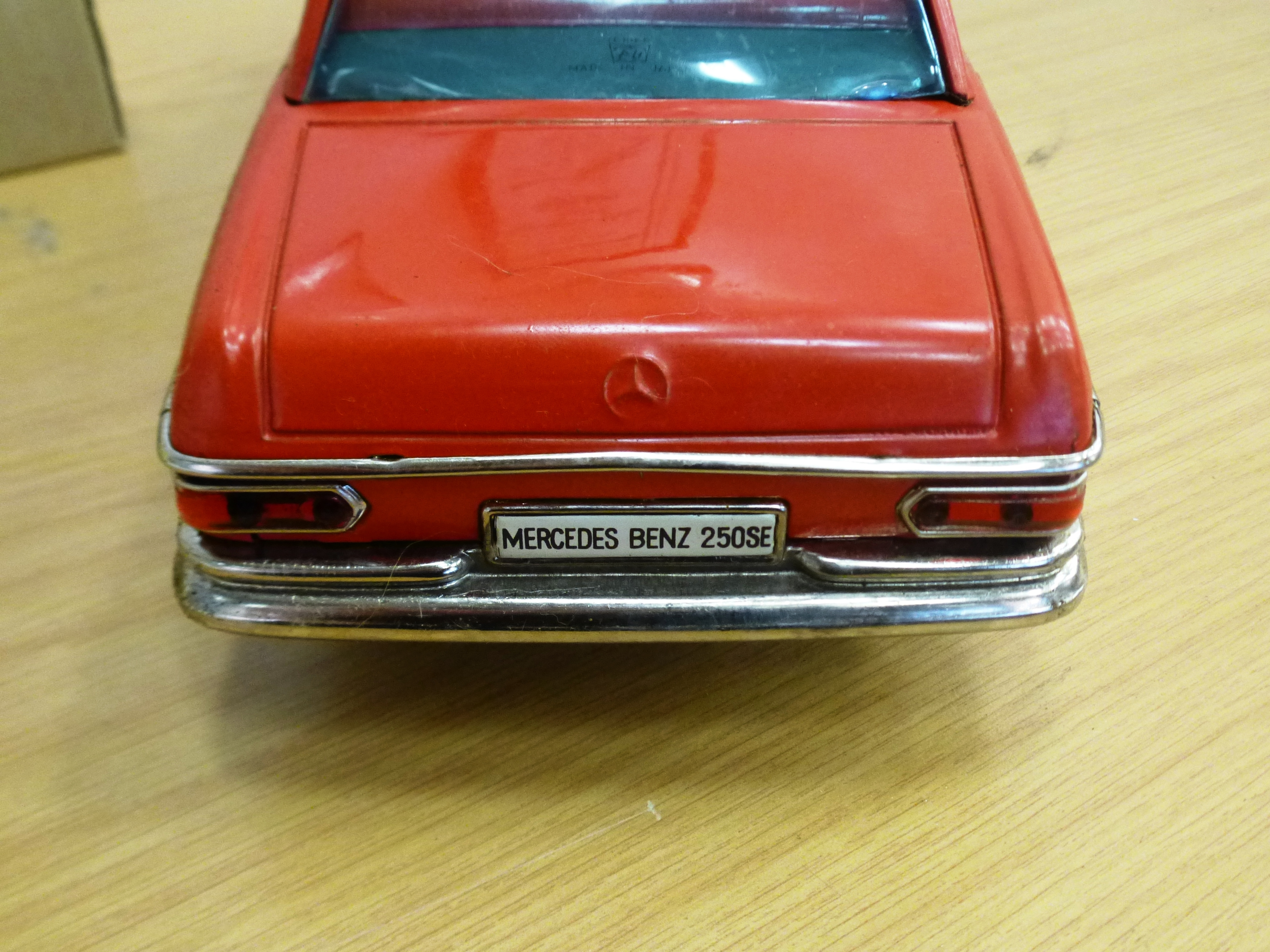 BOXED ICHIKO BATTERY POWERED MERCEDES-BENZ 250 SE (RED) - Image 7 of 7