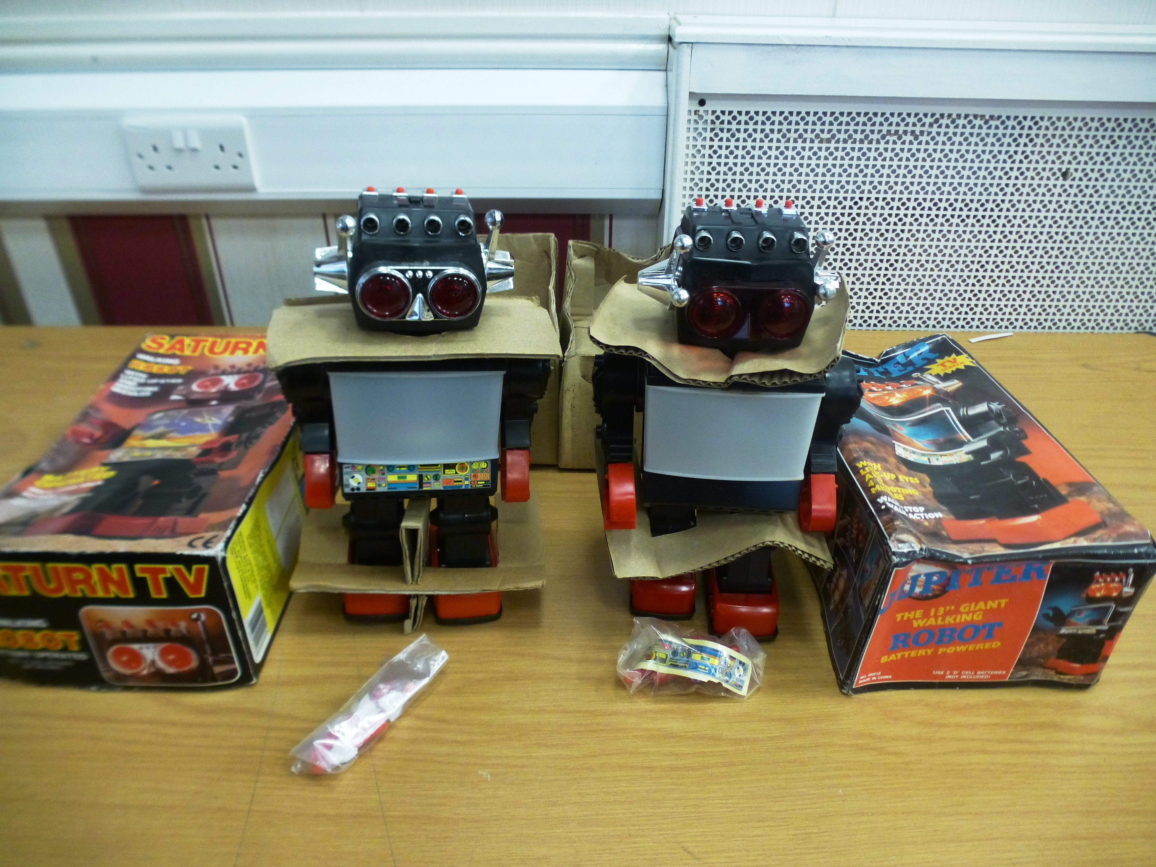 2 BOXED TV SCREEN ROBOTS - JUPITER AND SATURN - Image 5 of 6