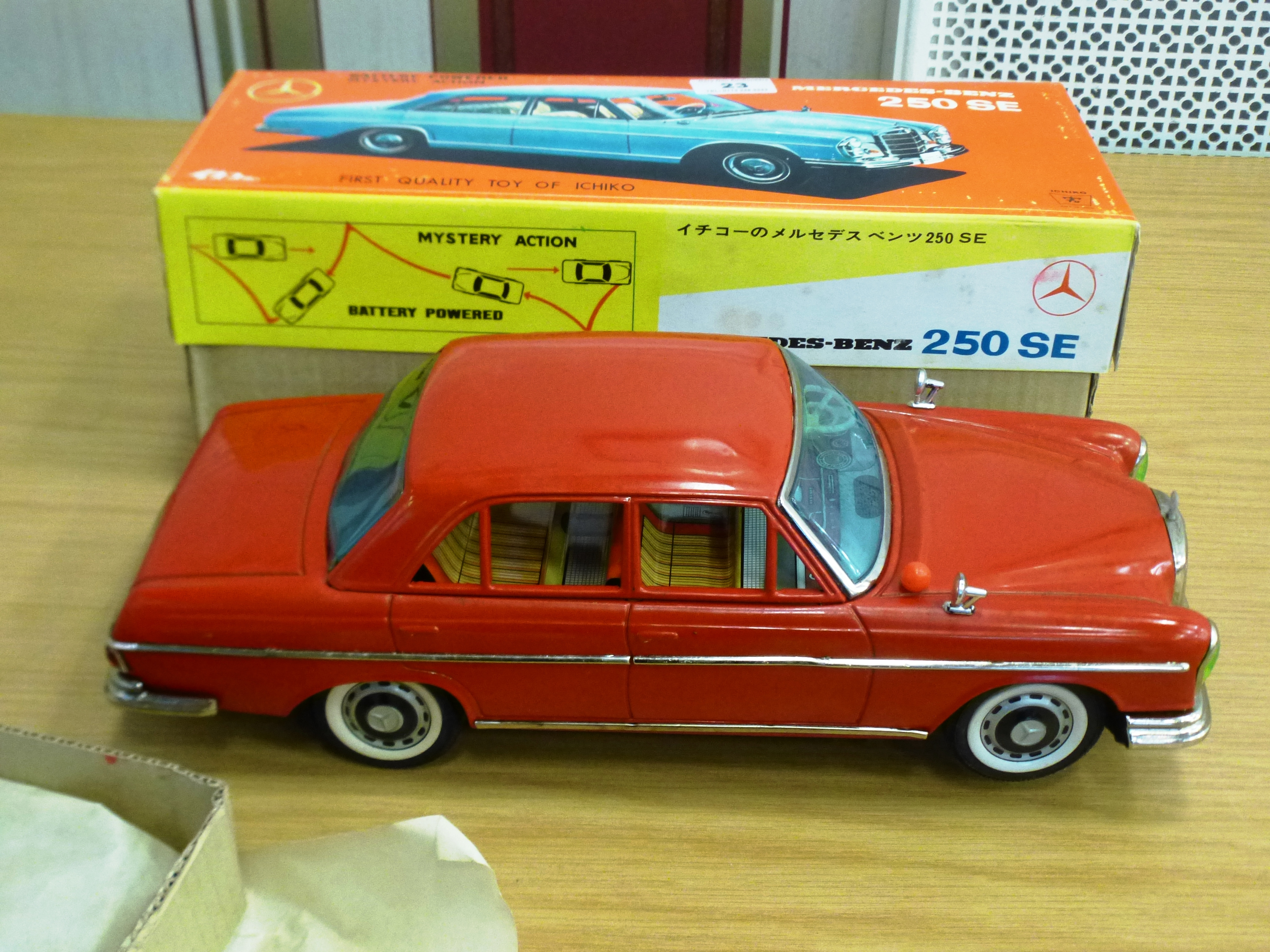 BOXED ICHIKO BATTERY POWERED MERCEDES-BENZ 250 SE (RED) - Image 4 of 7