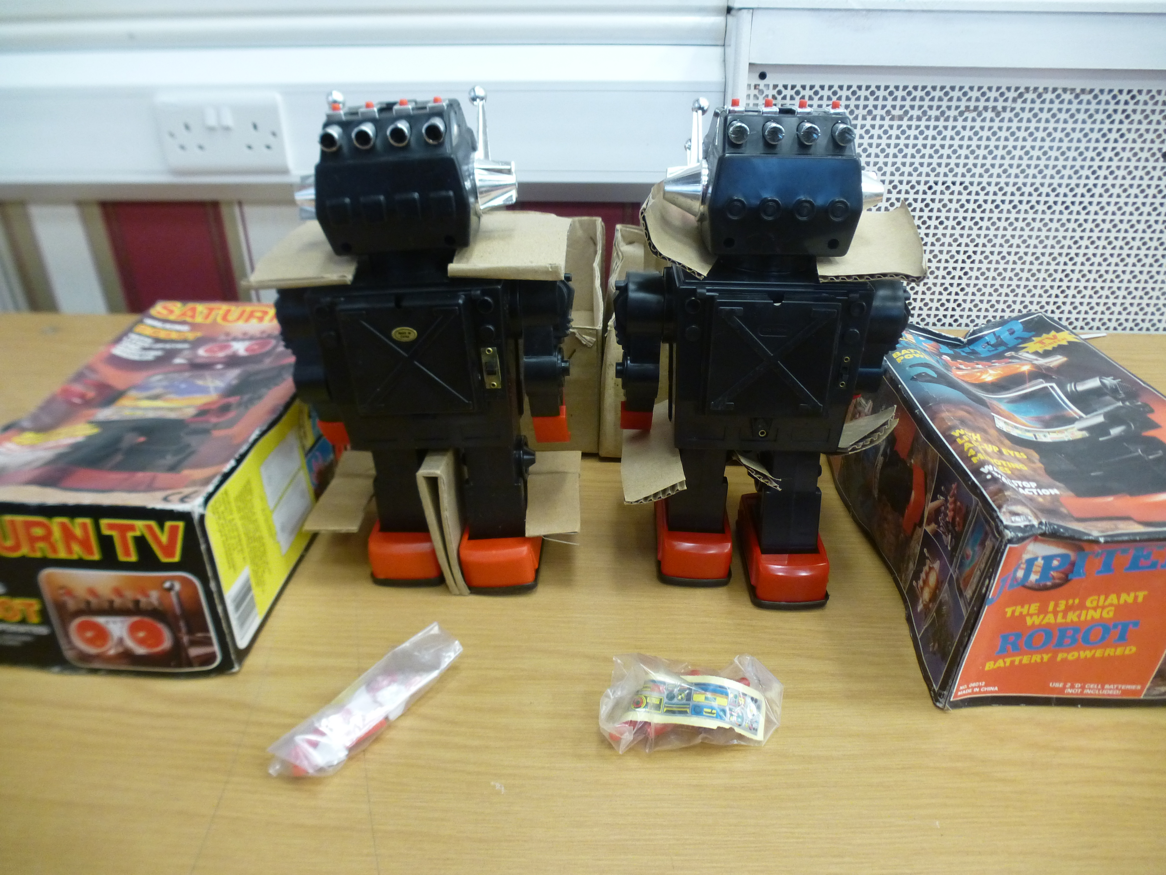 2 BOXED TV SCREEN ROBOTS - JUPITER AND SATURN - Image 6 of 6