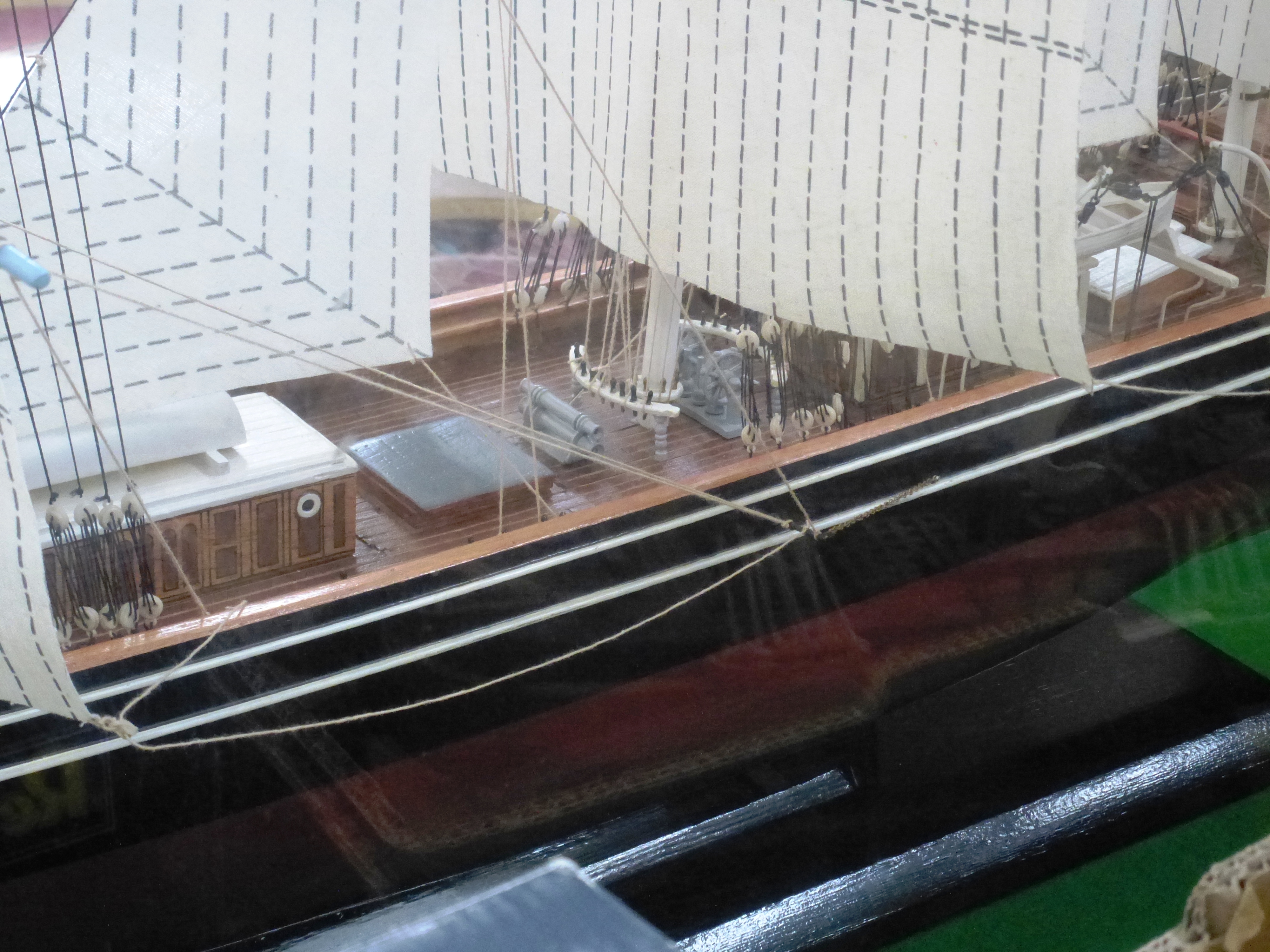LARGE MODEL CUTTY SARK BOAT IN DISPLAY CASE - Image 3 of 4