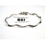 9K WHITE GOLD AND DIAMOND BRACELET TOTAL W: 4.2G