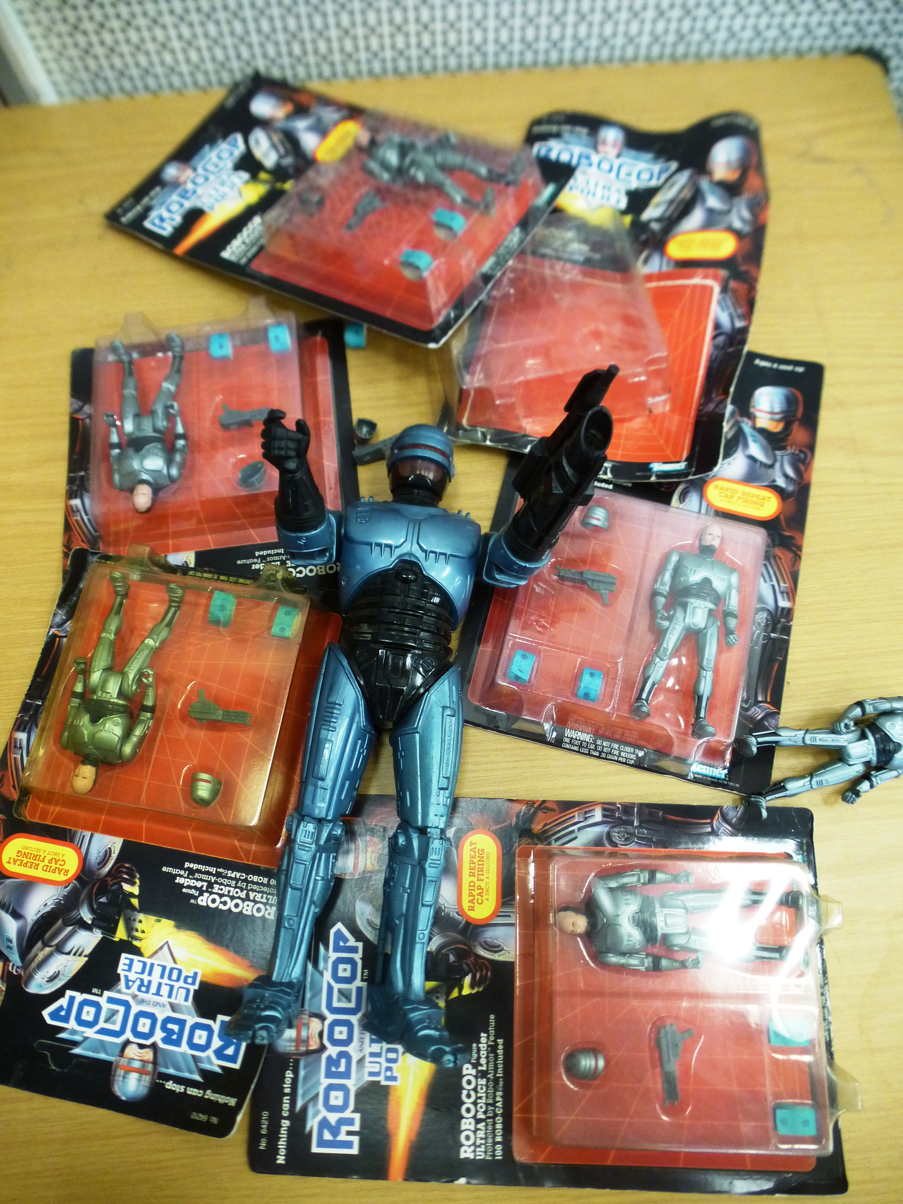 6 ROBOCOP ULTRA POLICE LEADER FIGURES AND A LARGE ROBOCOP FIGURE - Image 2 of 5