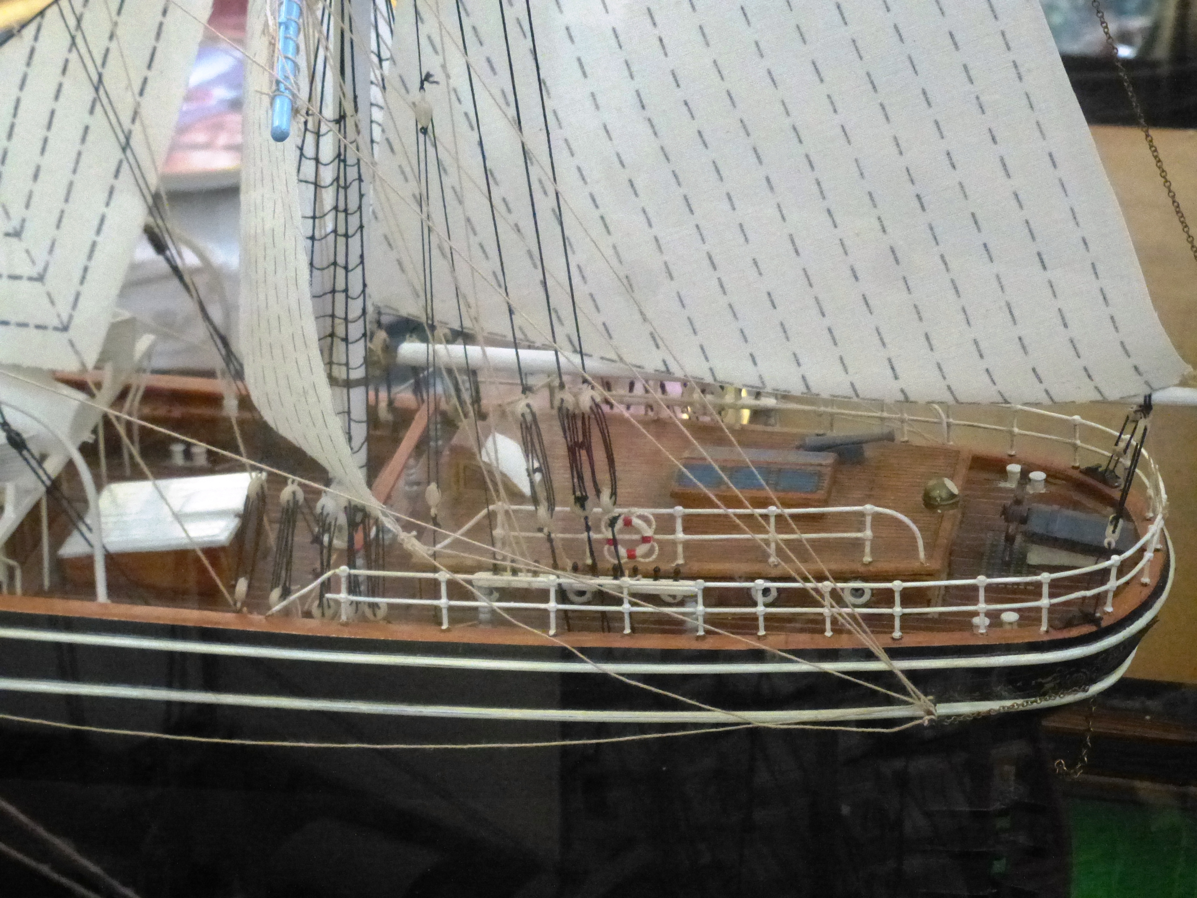 LARGE MODEL CUTTY SARK BOAT IN DISPLAY CASE - Image 4 of 4