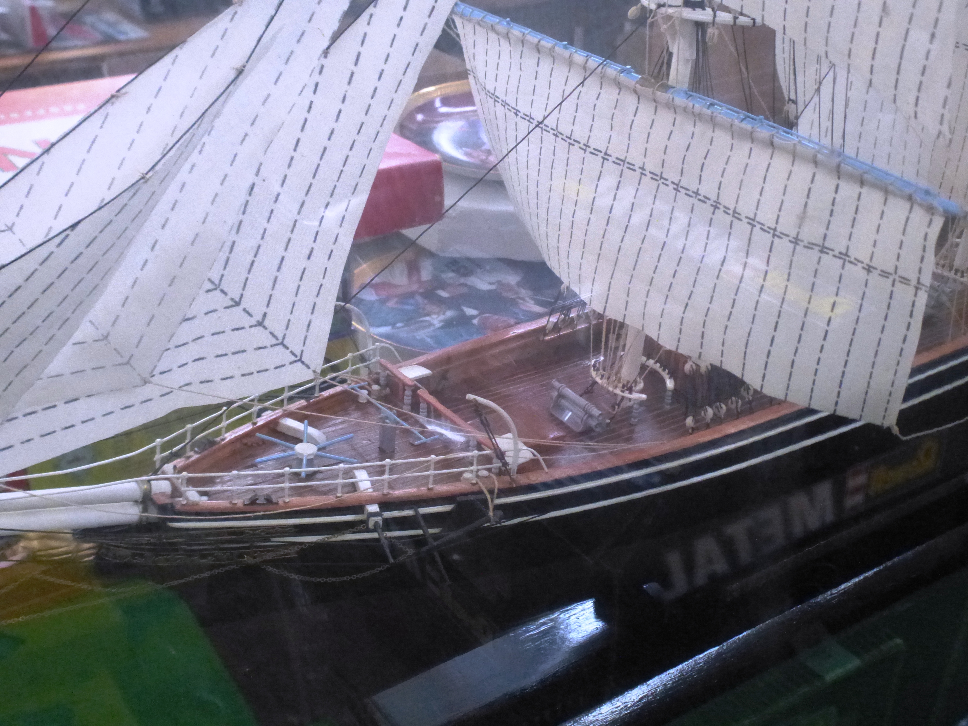 LARGE MODEL CUTTY SARK BOAT IN DISPLAY CASE - Image 2 of 4