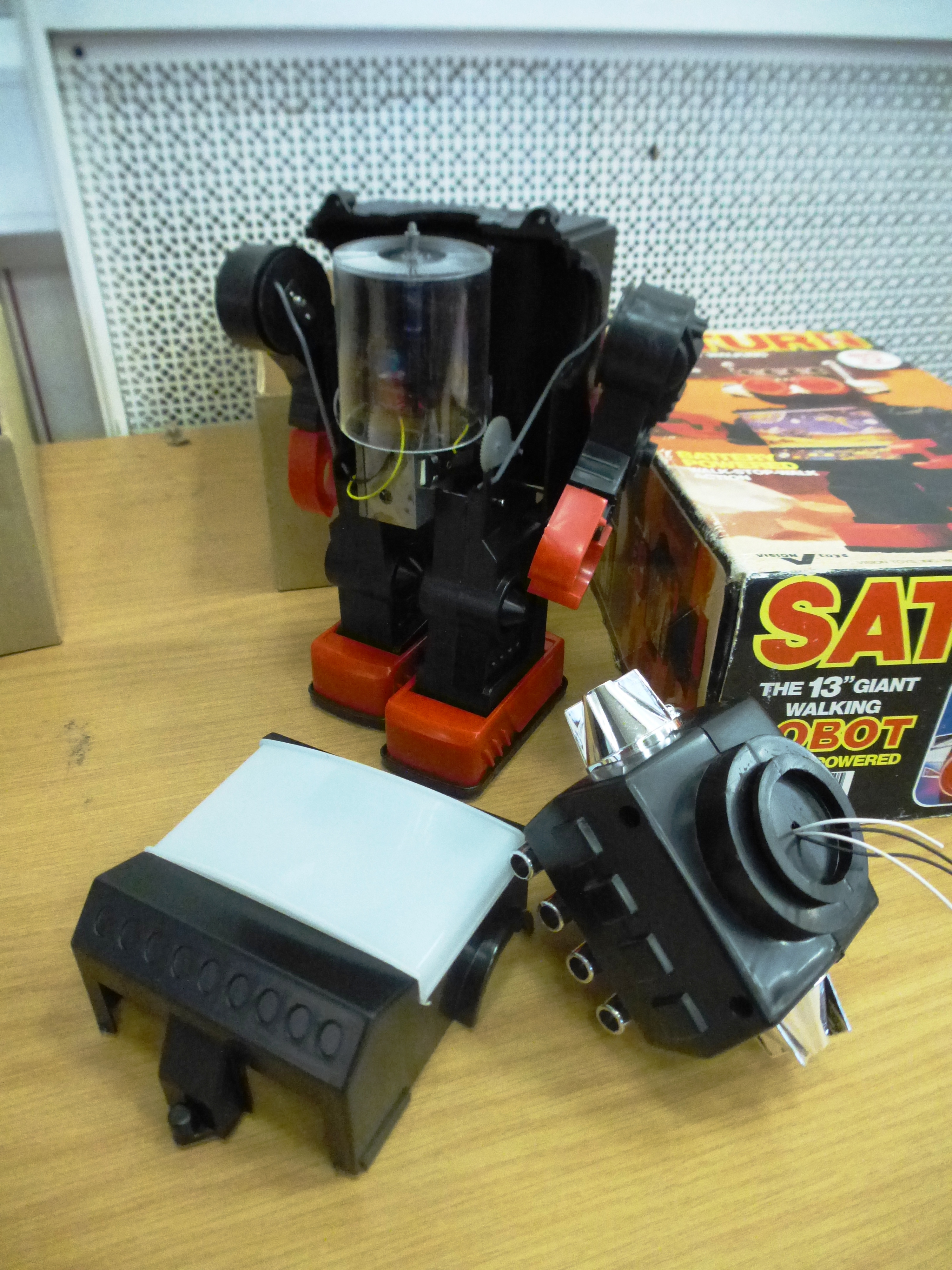 2 BOXED TV SCREEN ROBOTS - JUPITER AND SATURN (INCOMPLETE) - Image 4 of 7