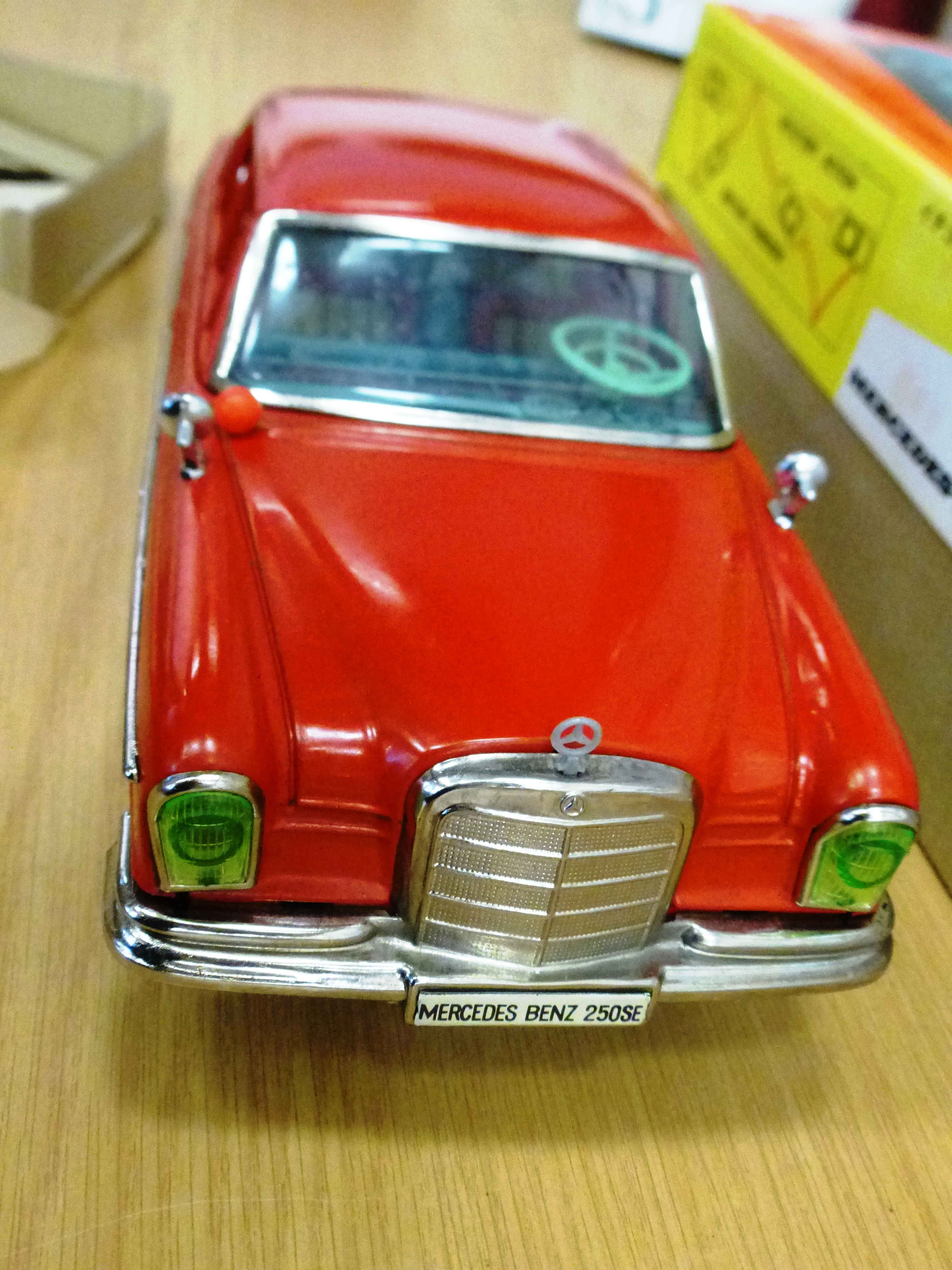 BOXED ICHIKO BATTERY POWERED MERCEDES-BENZ 250 SE (RED) - Image 6 of 7