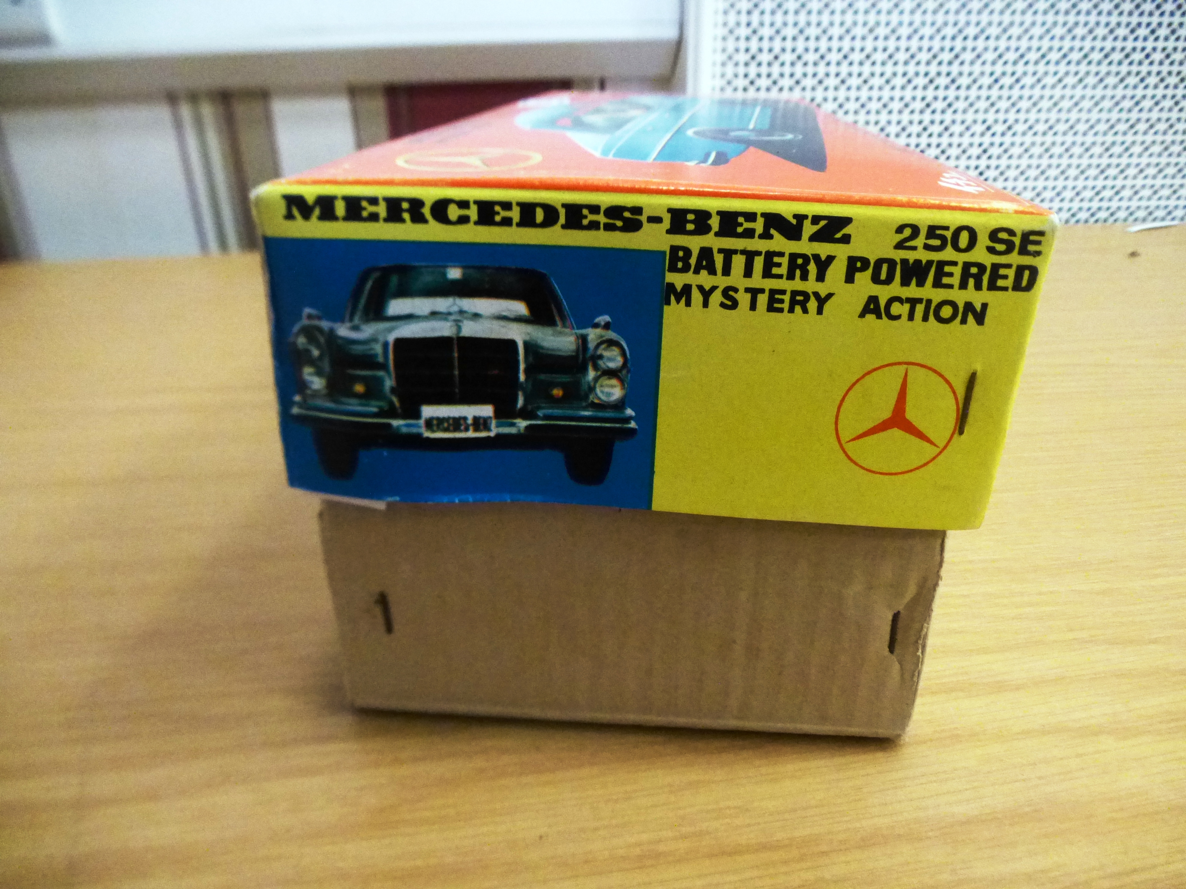 BOXED ICHIKO BATTERY POWERED MERCEDES-BENZ 250 SE (RED) - Image 3 of 7