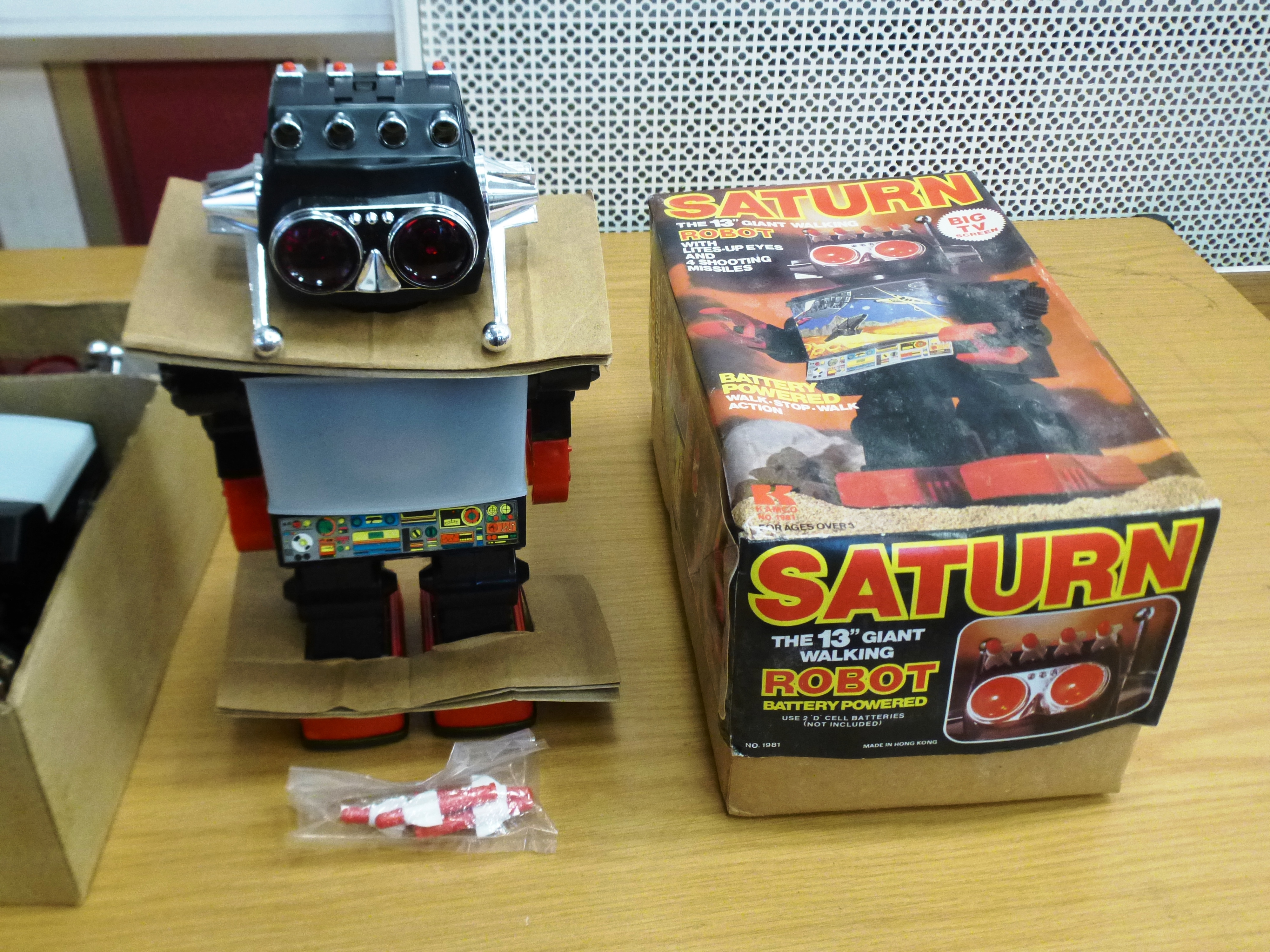 2 BOXED TV SCREEN ROBOTS - JUPITER AND SATURN - Image 3 of 6