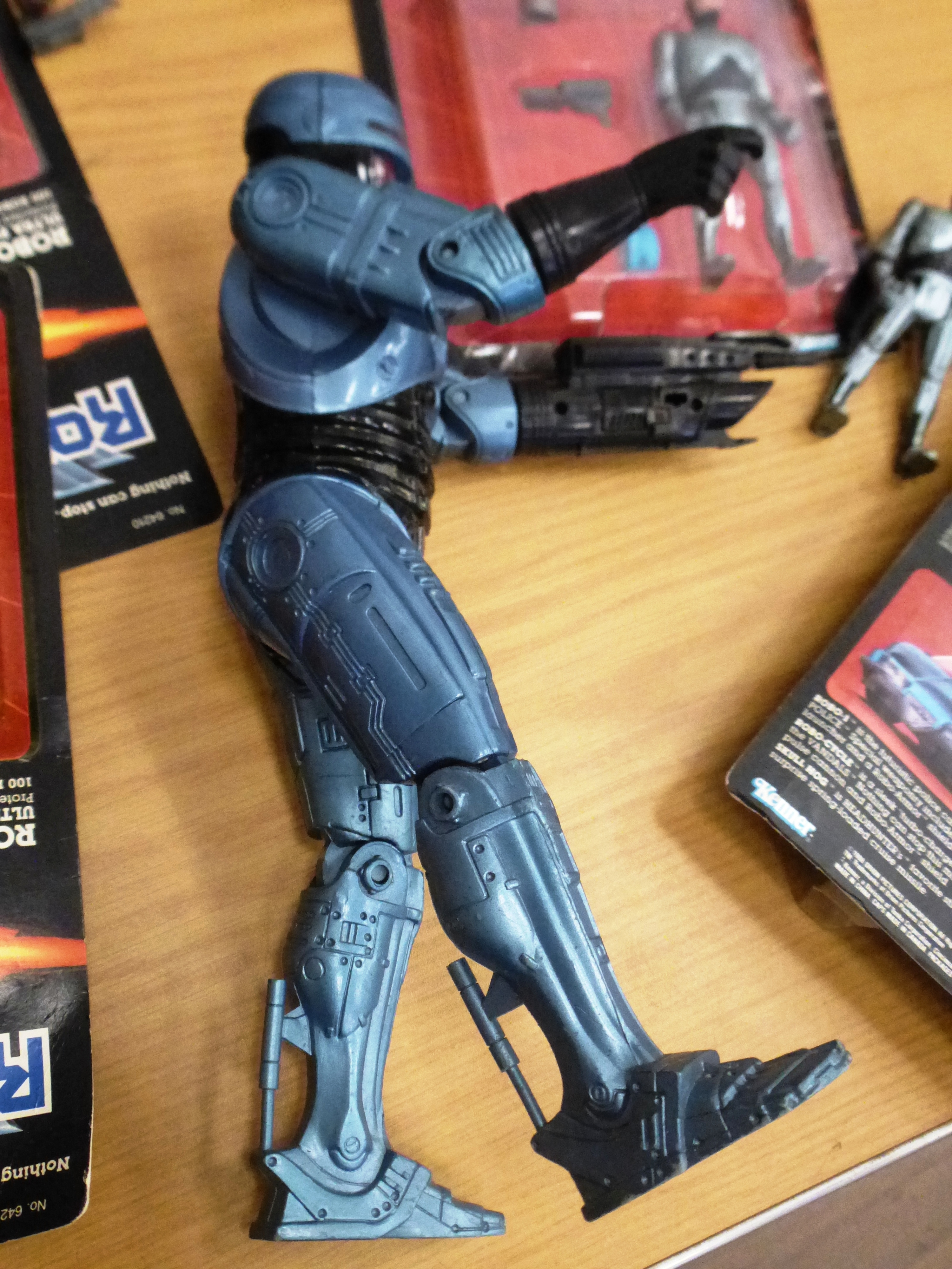 6 ROBOCOP ULTRA POLICE LEADER FIGURES AND A LARGE ROBOCOP FIGURE - Image 5 of 5