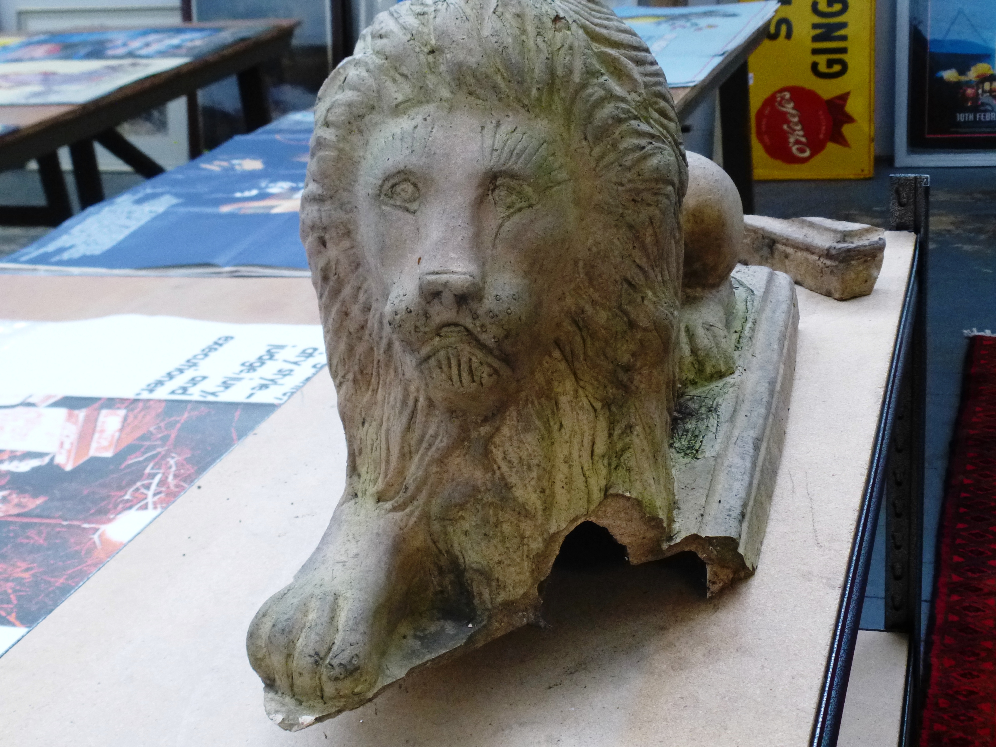 STONE LION GARDEN ORNAMENT 14" X 27" X 9.5" - Bild 5 aus 7