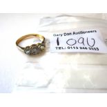 18K GOLD 3 STONE RING (CENTRE DIAMOND) TOTAL W: 2.2G SIZE: J