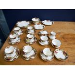 39 PIECE ROYAL ALBERT OLD COUNTRY ROSES TEA SET