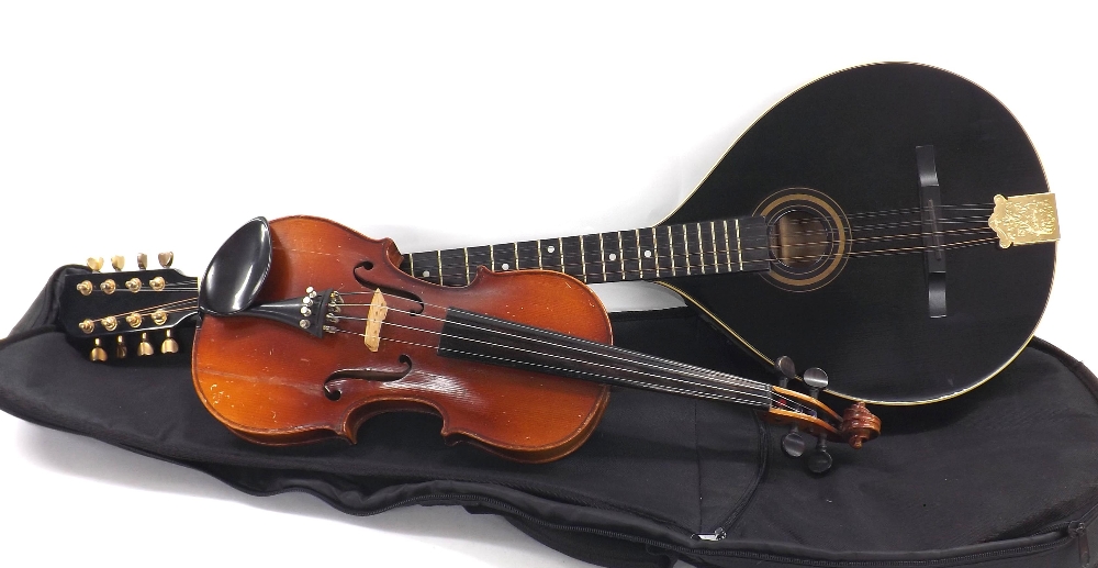 Hora M1089 electro-acoustic bouzouki, gig bag; together with a contemporary violin (at fault),