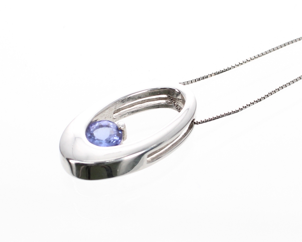 Attractive contemporary 14k oval shaped pendant set with a single tanzanite, with 14ct fine link - Image 2 of 3