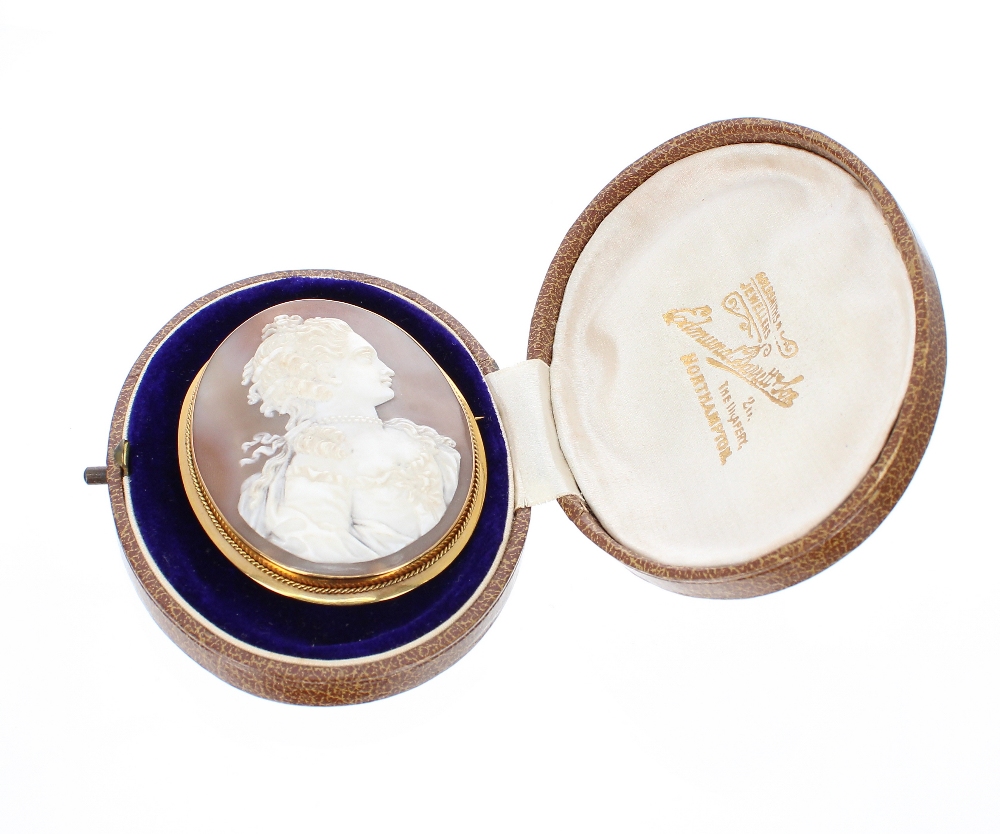 9ct oval cameo brooch, carved with the head and shoulders profile portrait of a lady, 21gm, 60mm