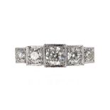 Art Deco style platinum diamond stone ring in a stepped setting, round brilliant-cut, 0.90ct approx,