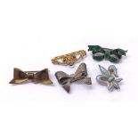 Five fob watch bow attachments, including two enamelled examples (5)