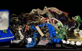 A Good Collection Of Vintage Costume Jewellery Brooches Approx 18 items in total to include mink and