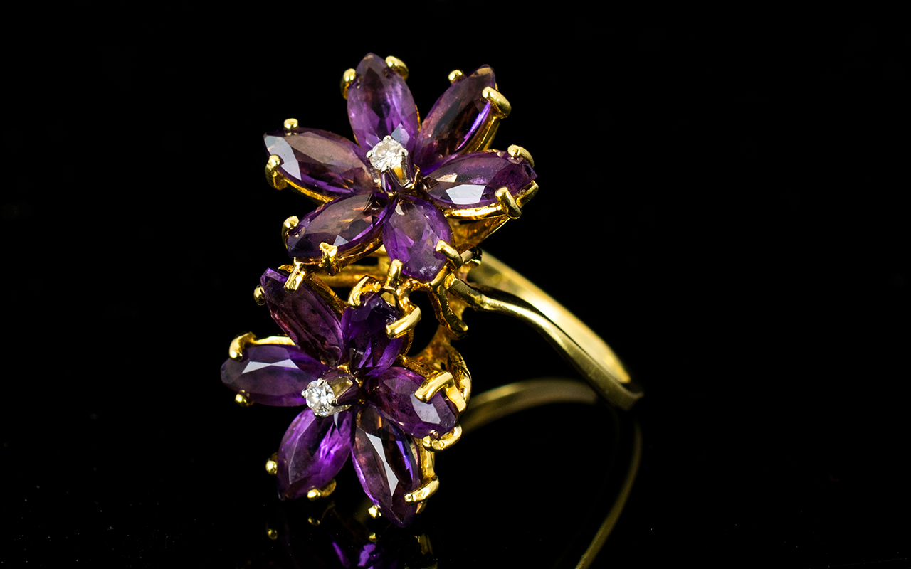 18ct Gold - Double Flower head Designed - Image 2 of 2