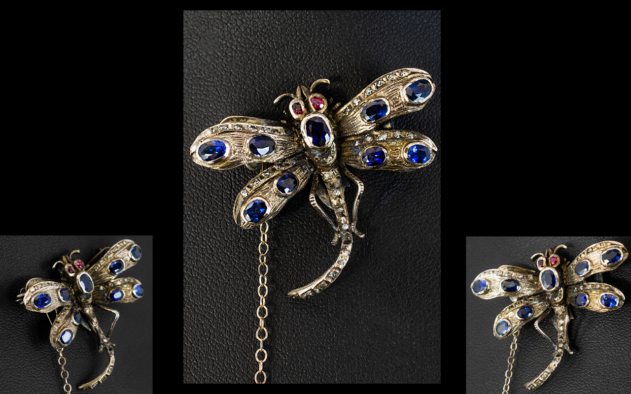 Antique Period - Attractive and Realistic 14ct White Gold Dragonfly Brooch,