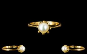 18ct Yellow gold Single Pearl Set Ladies Dress Ring, The Cultured Pearl of excellent lustre/quality.