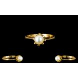 18ct Yellow gold Single Pearl Set Ladies Dress Ring, The Cultured Pearl of excellent lustre/quality.