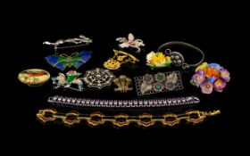 A Good Collection Of Vintage Costume Jewellery Items Approx 13 items in total to include early 20th