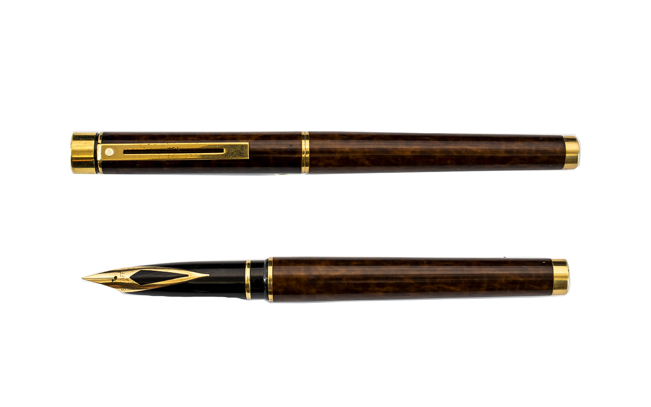 A Vintage Sheaffer 14ct Gold Nib Fountain Pen Mid- 20th century fountain pen, - Image 2 of 2