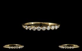 18ct Gold - Attractive 8 Stone Diamond Set Ring, The Diamonds of Good Colour / Clarity.