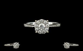 18ct White Gold - Attractive Diamond Set Cluster Ring. Fully Hallmarked for 750 - 18ct. The