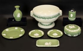 Small Collection of Wedgwood to include Wedgwood Jasperware Green trinket bowl with lid;