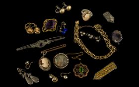 A Small Collection of Vintage Costume Jewellery to include an amethyst set bar brooch, pinchbeck