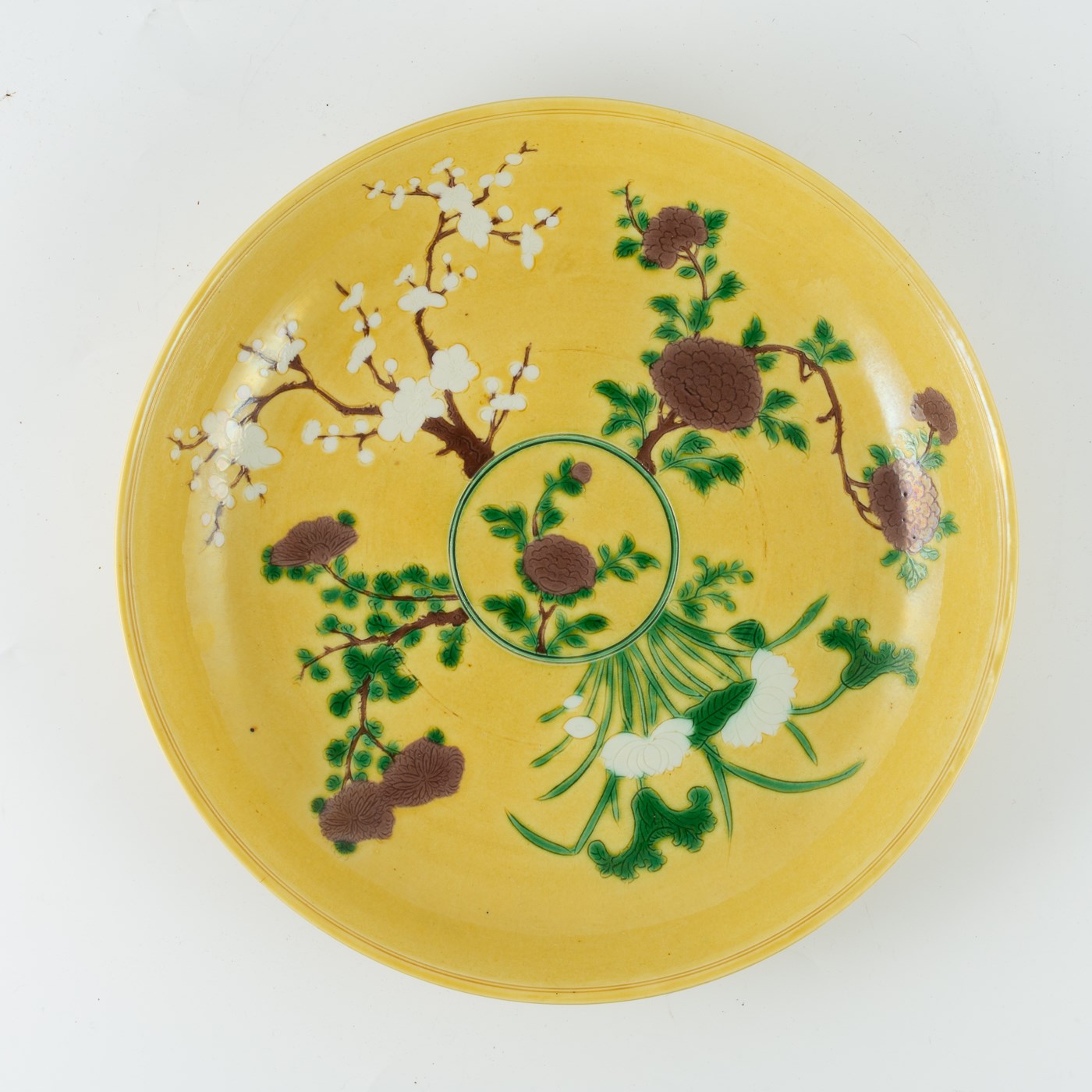 Chinese yellow ground circular dish, bearing...