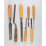 Selection of 25 pareing chisels, various makers.