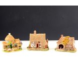 A large quantity of Lilliput Lane cottages, pubs, castles etc., all boxed