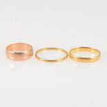 Three plain gold wedding rings, two 22 carat yellow gold wedding rings, 1.4mm wide, approximate