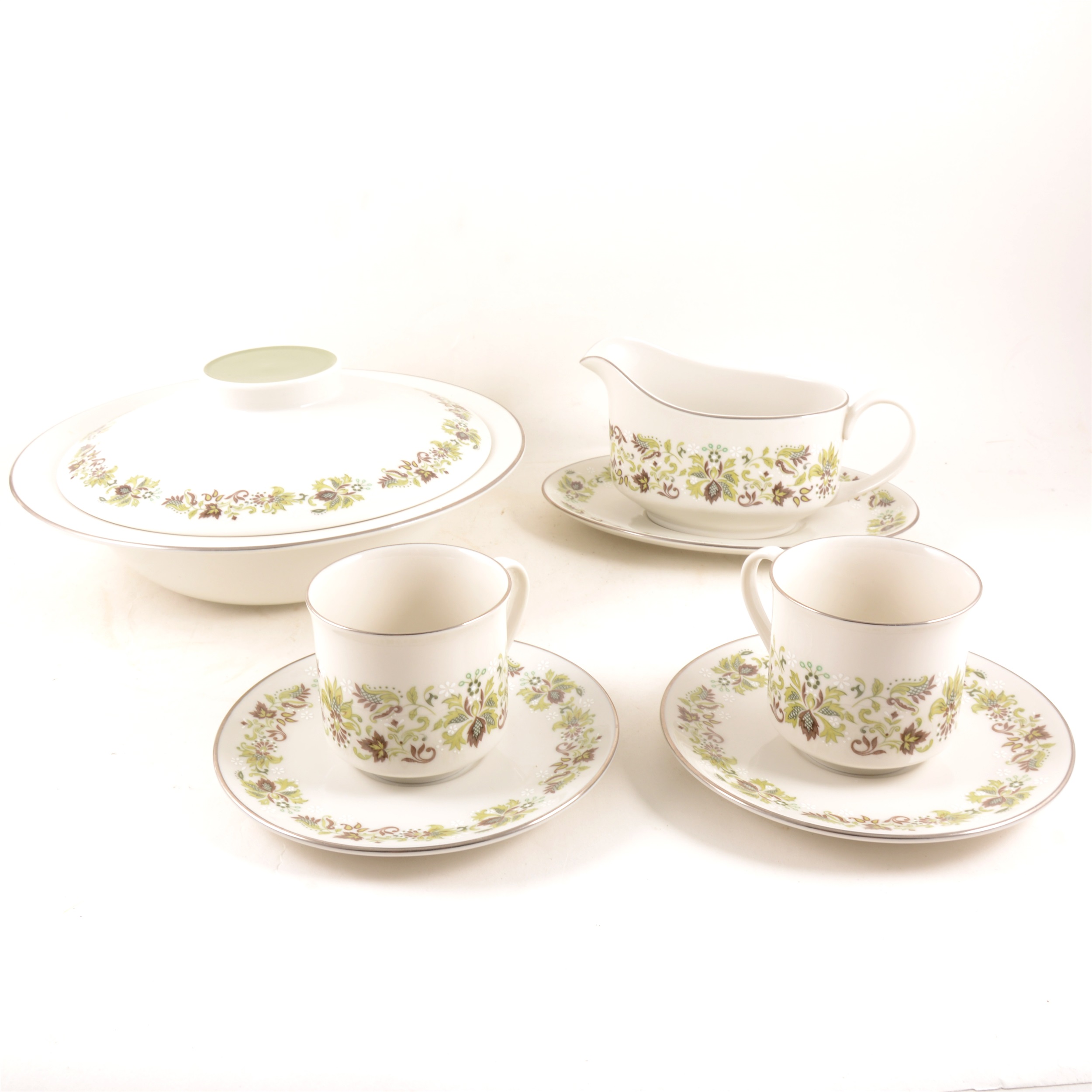 A Royal Doulton English Translucent China dinner service in the "Vanity Fair" design, 6 place